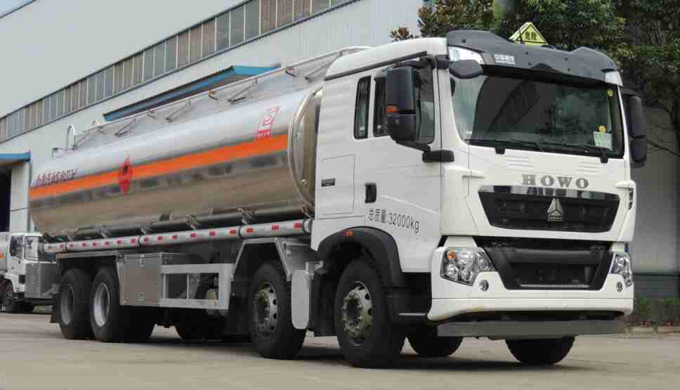 重汽前四后八鋁合金油罐車(chē)圖片 重汽前四后八鋁合金油罐車(chē)圖片