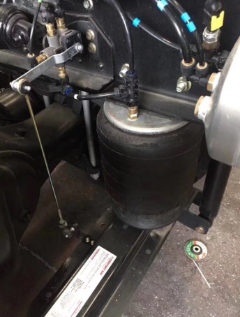 東風(fēng)天龍前四后八油罐車氣囊后橋圖片 東風(fēng)天龍前四后八油罐車氣囊后橋圖片