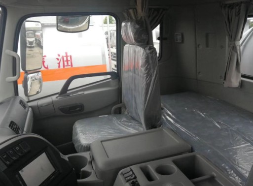 東風(fēng)天龍前四后八油罐車內(nèi)飾圖片 東風(fēng)天龍前四后八油罐車內(nèi)飾圖片