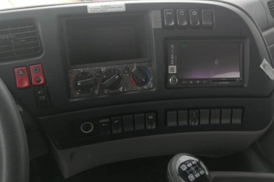 東風(fēng)天龍前四后八油罐車操作臺圖片 東風(fēng)天龍前四后八油罐車操作臺圖片