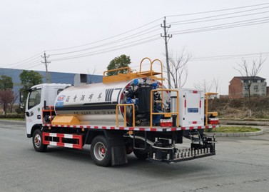 4.2立方標(biāo)準(zhǔn)型瀝青灑布車 4.2立方標(biāo)準(zhǔn)型瀝青灑布車