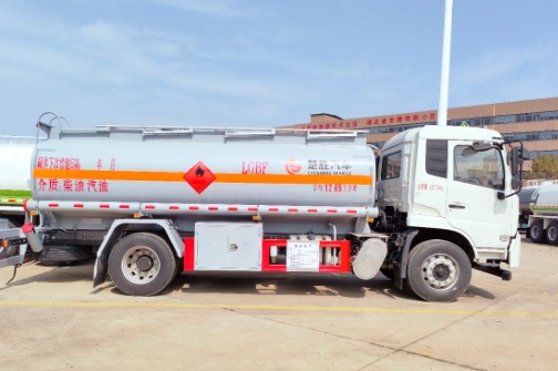 國六東風(fēng)天錦12.65方油罐車_CSC5180GJYD6A型加油車 國六東風(fēng)天錦12.65方油罐車_CSC5180GJYD6A型加油車